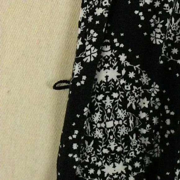 🔵 2/$15 ~ MAURICES long top XL black with white designs - Picture 5 of 7